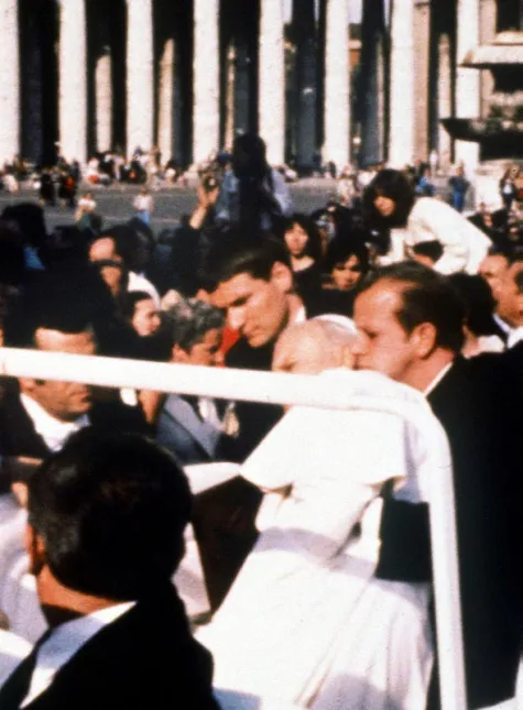 Dowódca Gwardii Szwajcarskiej Alois Estermann (2P) usiłuje osłonić własnym ciałem papieża Jana Pawła II w chwili zamachu dokonanego na Ojca Świętego przez Aliego Agcę 13 maja 1981 r. Fot. PAP/CAF-EPA