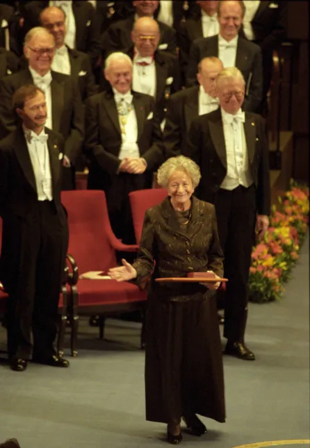 Szwecja Sztokholm 10.12.1996. Ceremonia w Filharmonii Sztokholmskiej wręczenia Nagrody Nobla. Laureatka nagrody w dziedzinie literatury Wisława Szymborska. gr PAP/Jacek Bednarczyk