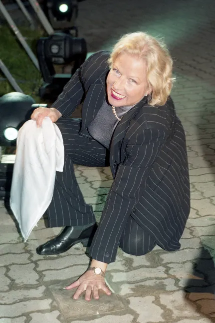 Bożena Dykiel podczas ceremonii odsłonięcia odcisku swojej dłoni w Alei Gwiazd w 2002 r. Fot. PAP/Afa Pixx/Zenon Żyburtowicz