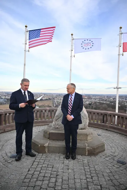 Ambasador Stanów Zjednoczonych w Polsce Thomas Rose (P) i prezes Komitetu Kopca Kościuszki Piotr Dobosz (L) podczas uroczystości odsłonięcia na Kopcu Kościuszki w Krakowie. Fot. PAP/Art Service