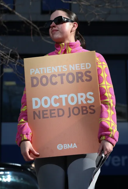 Protest lekarzy rezydentów w Wielkiej Brytanii. Fot. PAP/ EPA/ADAM VAUGHAN 