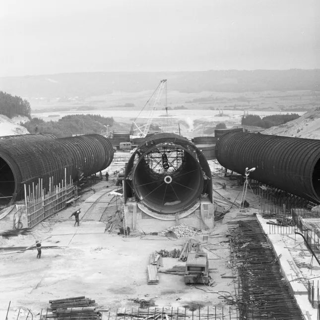 Budowa elektrowni wodnej szczytowo-pompowej Żarnowiec położonej nad Jeziorem Żarnowieckim. Fot. PAP/Andrzej Klimek