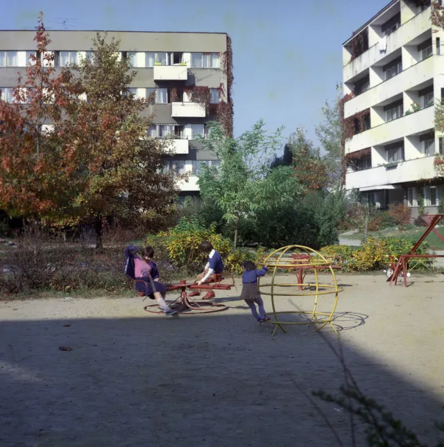  Architektura powojennego modernizmu - osiedle Szwoleżerów, położone w obrębie ulic: Szwoleżerów–Czerniakowska–Dragonów. Budowane w latach 1972–1974 według projektu architekt Haliny Skibniewskiej. Fot. PAP/Jan Hausbrandt