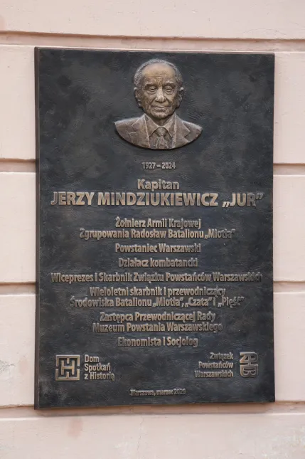 Uroczystość odsłonięcia tablicy pamiątkowej kpt. Jerzego Mindziukiewicza „Jura”na budynku e Związku Powstańców Warszawskich w Warszawie. Fot. PAP/Tomasz Gzell